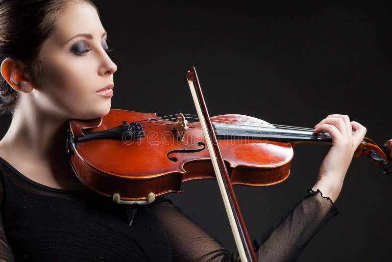 Bella giovane donna che gioca violino sopra il nero fotografia stock Bella giovane donna che gioca violino sopra il nero fotografia stock