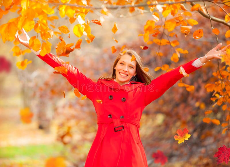 Bella giovane donna che gode della natura di autunno fotografie stock libere da diritti Bella giovane donna che gode della natura di autunno fotografie stock libere da diritti
