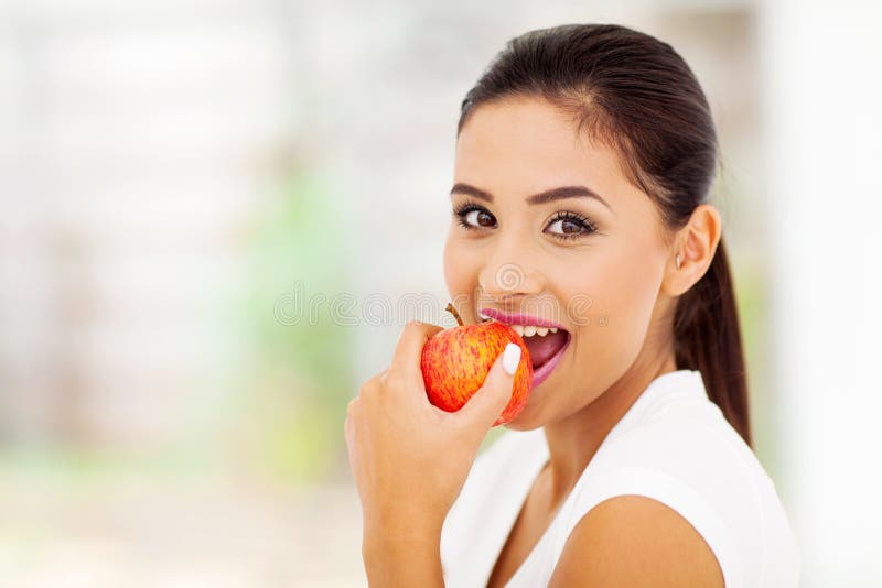 Donna che mangia mela