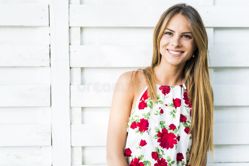 Bella giovane donna che posa all'aperto e che sorride fotografia stock