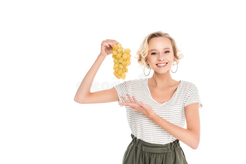 bella giovane donna che tiene mazzo di uva matura fresca e che sorride alla macchina fotografica immagine stock bella giovane donna che tiene mazzo di uva matura fresca e che sorride alla macchina fotografica immagine stock