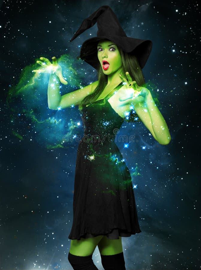 Bella giovane donna come strega di Halloween fotografie stock libere da diritti Bella giovane donna come strega di Halloween fotografie stock libere da diritti