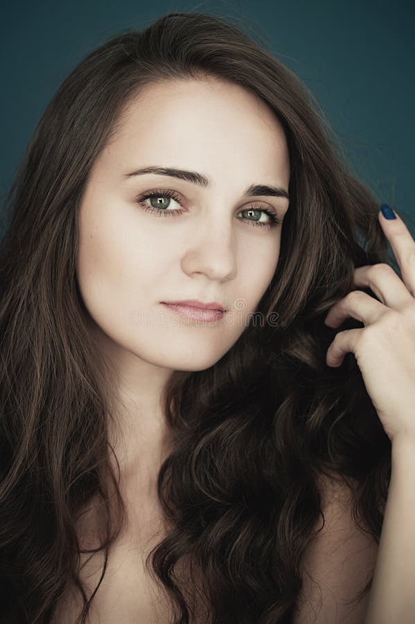 Bella giovane donna con i grandi occhi e sorridere dei capelli ricci beau immagine stock libera da diritti Bella giovane donna con i grandi occhi e sorridere dei capelli ricci beau immagine stock libera da diritti