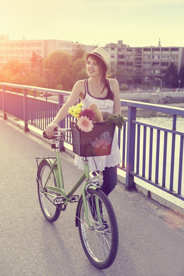Bella giovane donna con la bicicletta fotografia stock libera da diritti Bella giovane donna con la bicicletta fotografia stock libera da diritti