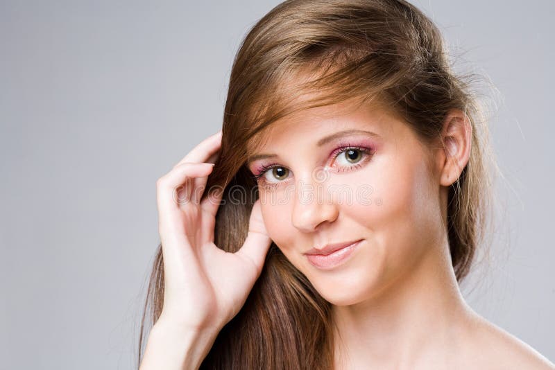 Bella giovane donna del brunette. immagine stock Bella giovane donna del brunette. immagine stock