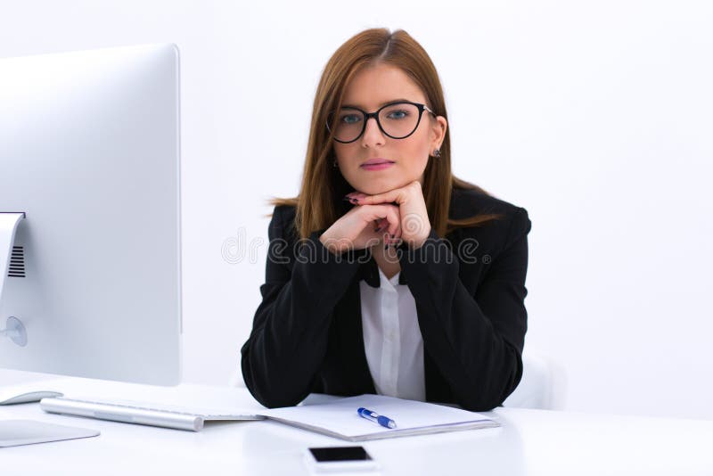 Bella giovane donna di affari che si siede lei immagine stock libera da diritti Bella giovane donna di affari che si siede lei immagine stock libera da diritti