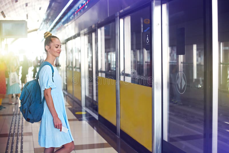 Bella giovane donna felice che viaggia in metropolitana fotografie stock libere da diritti Bella giovane donna felice che viaggia in metropolitana fotografie stock libere da diritti