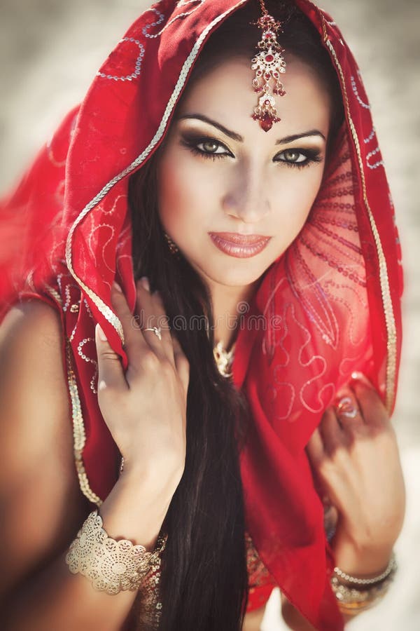 Bello bellydancer indiano della donna. Sposa araba immagini stock Bello bellydancer indiano della donna. Sposa araba immagini stock