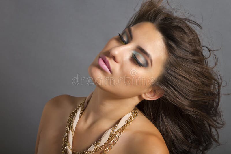 Bella giovane donna ispanica ventilata fotografia stock libera da diritti