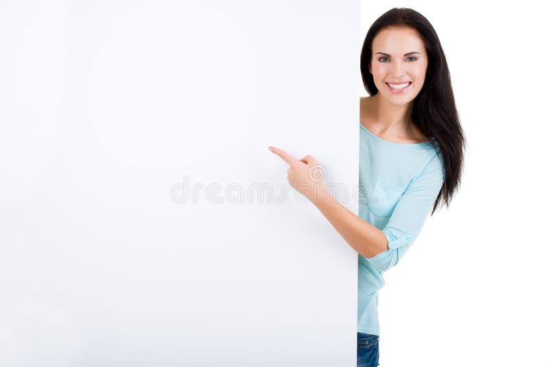 Bella giovane donna sorridente felice che mostra insegna in bianco immagini stock Bella giovane donna sorridente felice che mostra insegna in bianco immagini stock