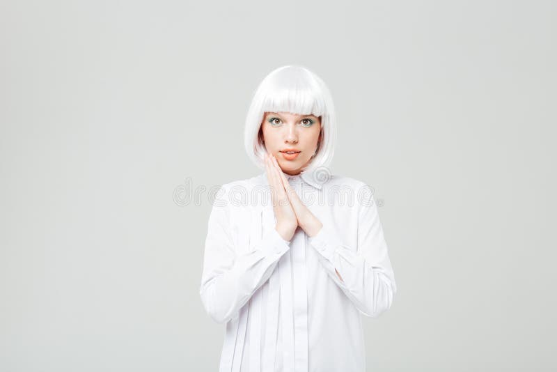Bella giovane donna sorridente in parrucca e camicia bionde immagini stock libere da diritti Bella giovane donna sorridente in parrucca e camicia bionde immagini stock libere da diritti