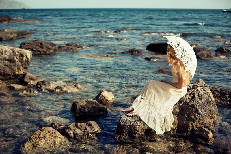 Bella giovane donna sulla spiaggia Oceano fotografia stock libera da diritti Bella giovane donna sulla spiaggia Oceano fotografia stock libera da diritti