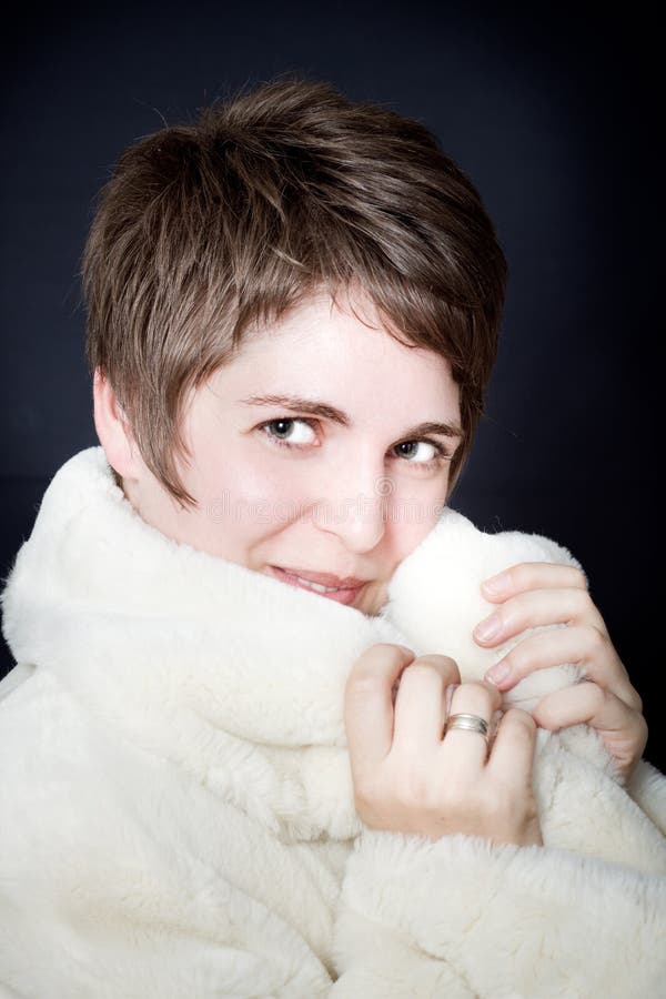 Bella giovane donna in un cappotto di pelliccia fotografie stock libere da diritti Bella giovane donna in un cappotto di pelliccia fotografie stock libere da diritti