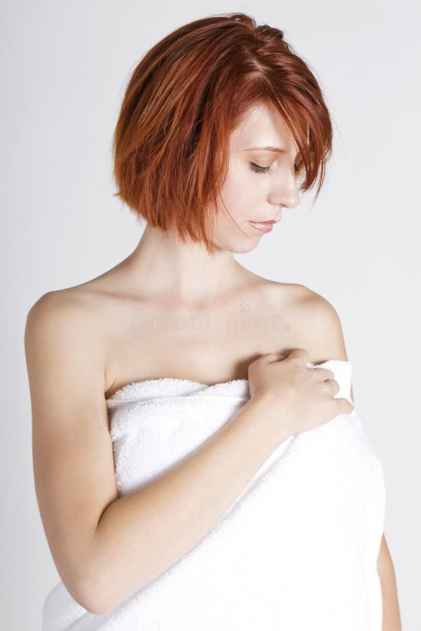 Bella giovane femmina di redhead in tovagliolo di bagno immagini stock libere da diritti