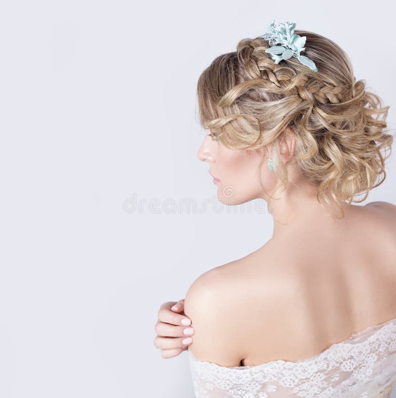 Bella giovane ragazza dolce elegante sexy nell'immagine di una sposa con capelli ed i fiori in suoi capelli, trucco delicato di n fotografie stock Bella giovane ragazza dolce elegante sexy nell'immagine di una sposa con capelli ed i fiori in suoi capelli, trucco delicato di n fotografie stock