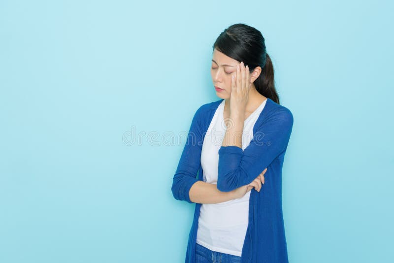 Bella giovane signora che si ammala problema fotografia stock libera da diritti Bella giovane signora che si ammala problema fotografia stock libera da diritti