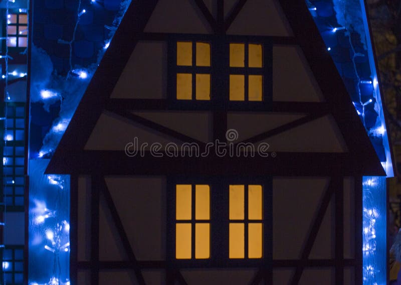 Bella grande casa decorata con le luci di Natale Grande Windows con l'albero di Natale immagini stock Bella grande casa decorata con le luci di Natale Grande Windows con l'albero di Natale immagini stock
