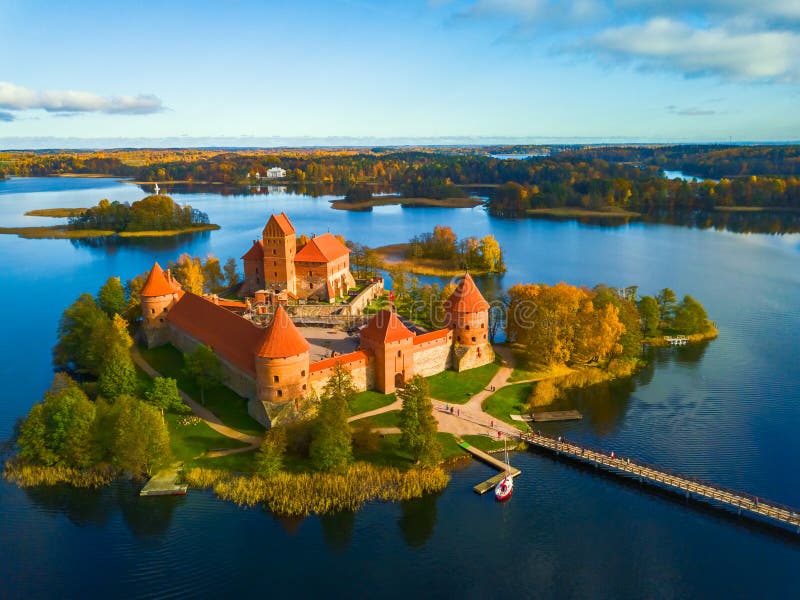 Bella immagine del paesaggio del fuco del castello di Trakai immagine stock libera da diritti Bella immagine del paesaggio del fuco del castello di Trakai immagine stock libera da diritti