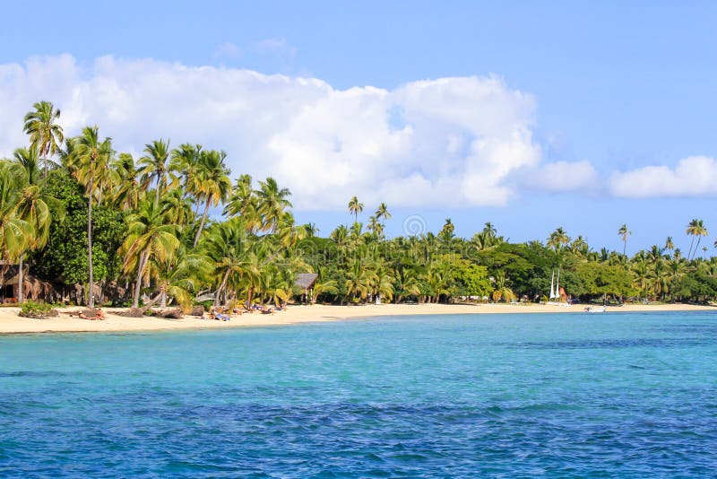 Bella isola dell'atollo del Fiji con la spiaggia bianca