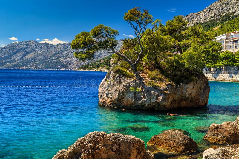 Bella isola della roccia, Brela, Makarska riviera, Dalmazia, Croazia, Europa