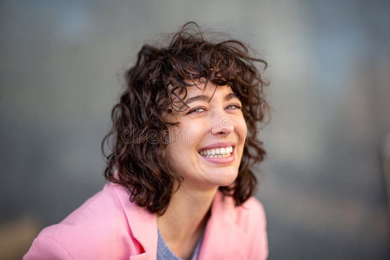Bella joven caucásica sonriendo alegremente foto de archivo libre de regalías