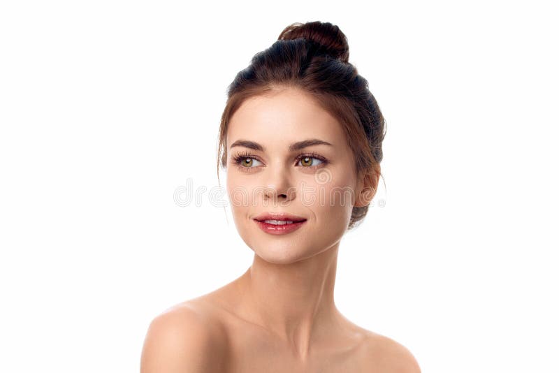 Bella joven con piel limpia posando sobre un fondo blanco imagen de archivo libre de regalías