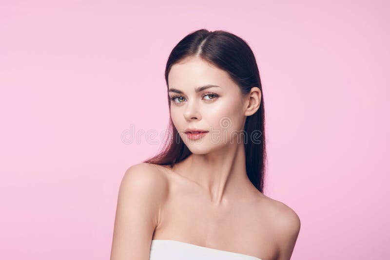 Bella joven con vestido blanco posando en un fondo rosado con espacio para copiar fotos de archivo