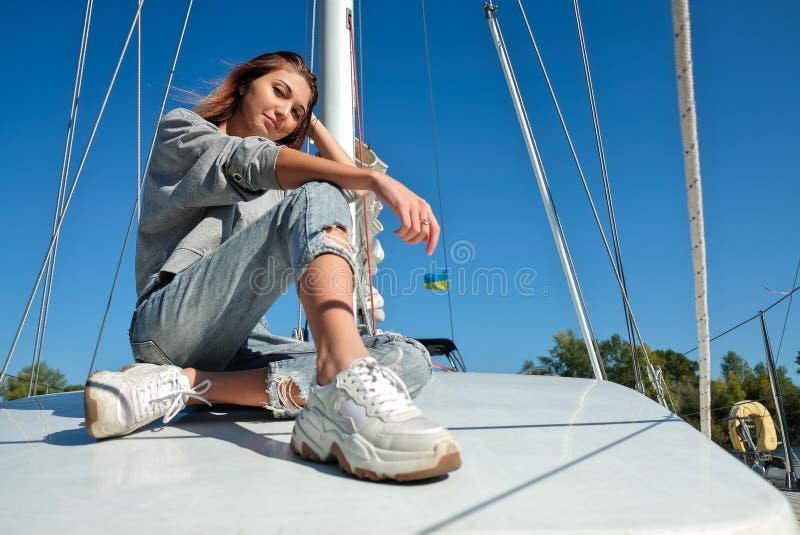 Bella Joven Posando En Yate El Modelo Navega A Bordo Foto De Archivo