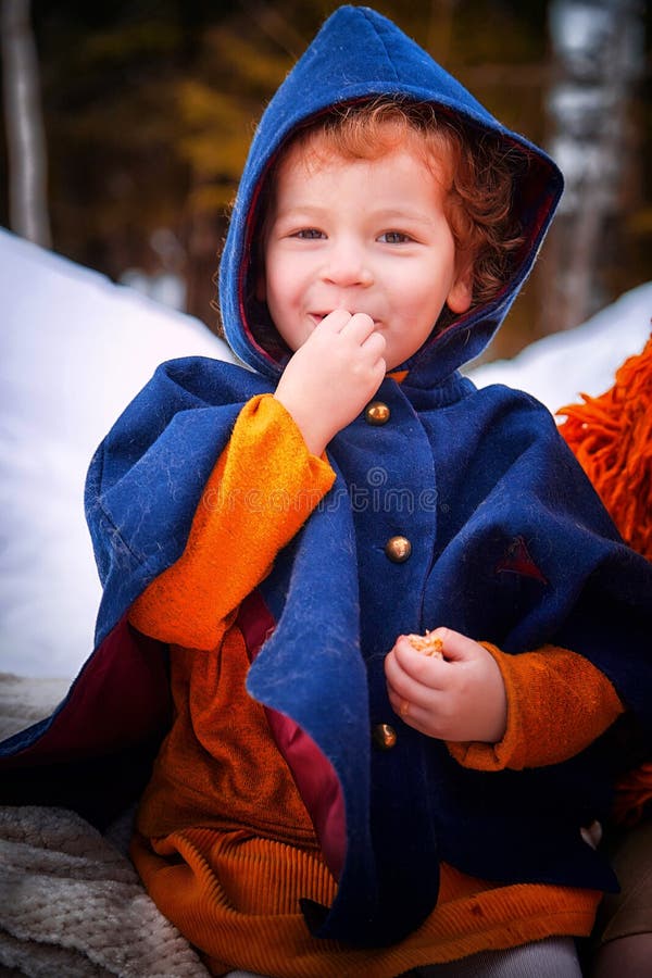 Bella Joven Vestida Con Un Abrigo Azul Sostiene Mandarina O Una Naranja En  Sus Manos Come Y Sonríe. Frutos Anaranjados Que Ella Imagen de archivo -  Imagen de activo, positivo: 254466529