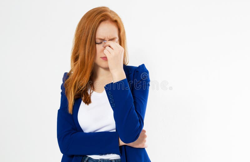 Bella la donna rossa sveglia e giovane dei capelli fa il facepalm L'emicrania della ragazza della testarossa non è riuscito a ro fotografie stock libere da diritti Bella la donna rossa sveglia e giovane dei capelli fa il facepalm L'emicrania della ragazza della testarossa non è riuscito a ro fotografie stock libere da diritti