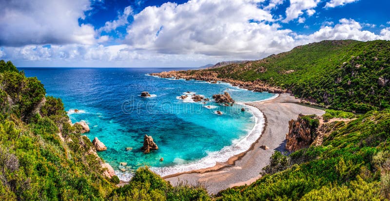 Bella linea costiera dell'oceano in Costa Paradiso, Sardegna