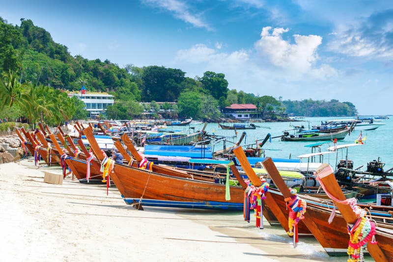 Bella Long Beach con le barche, isola di Phi Phi, Tailandia Paesaggio tropicale fotografia stock Bella Long Beach con le barche, isola di Phi Phi, Tailandia Paesaggio tropicale fotografia stock