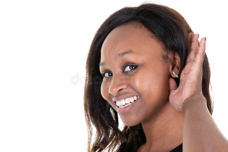 Bella mano africana della tenuta della donna vicino all'orecchio che prova ad ascoltare comunicazione interessante nel fondo bian fotografia stock libera da diritti Bella mano africana della tenuta della donna vicino all'orecchio che prova ad ascoltare comunicazione interessante nel fondo bian fotografia stock libera da diritti