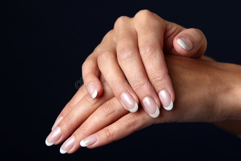 Bella mano della donna con il manicure francese fotografia stock Bella mano della donna con il manicure francese fotografia stock