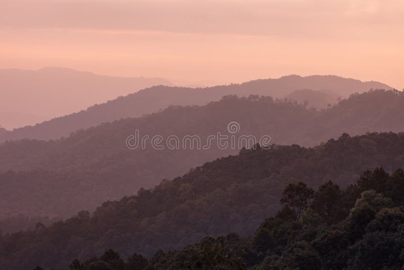 Bella mattina prima di alba sopra la montagna fotografia stock libera da diritti Bella mattina prima di alba sopra la montagna fotografia stock libera da diritti