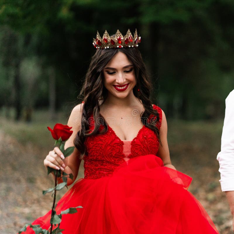 Bella Morena En Un Vestido Rojo Con Corona. Una Morena Con Una Rosa Roja. Fondo De La Vida Salvaje Luz Del Sol Imagen de archivo - Imagen de atractivo, pelo: 184651909 Bella Morena En Un Vestido Rojo Con Corona. Una Morena Con Una Rosa Roja. Fondo De La Vida Salvaje Luz Del Sol Imagen de archivo - Imagen de atractivo, pelo: 184651909