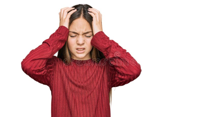 Bella morena pequeña niña con suéter casual que sufre de dolor de cabeza desesperado y estresado por dolor y migraña fotos de archivo