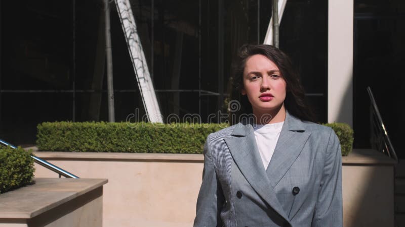 Bella mujer caminando por la calle.