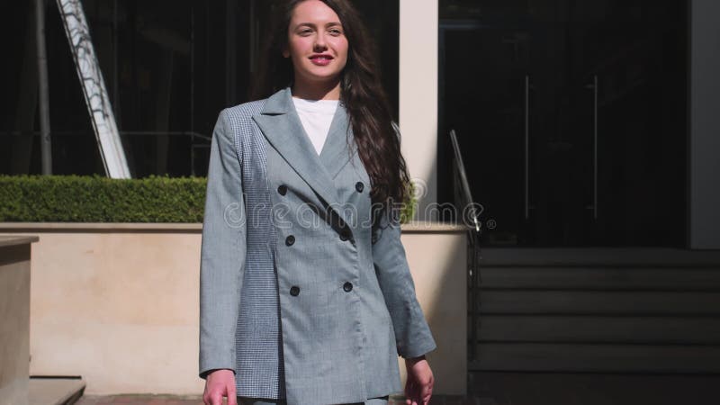 Bella mujer caminando por la calle.