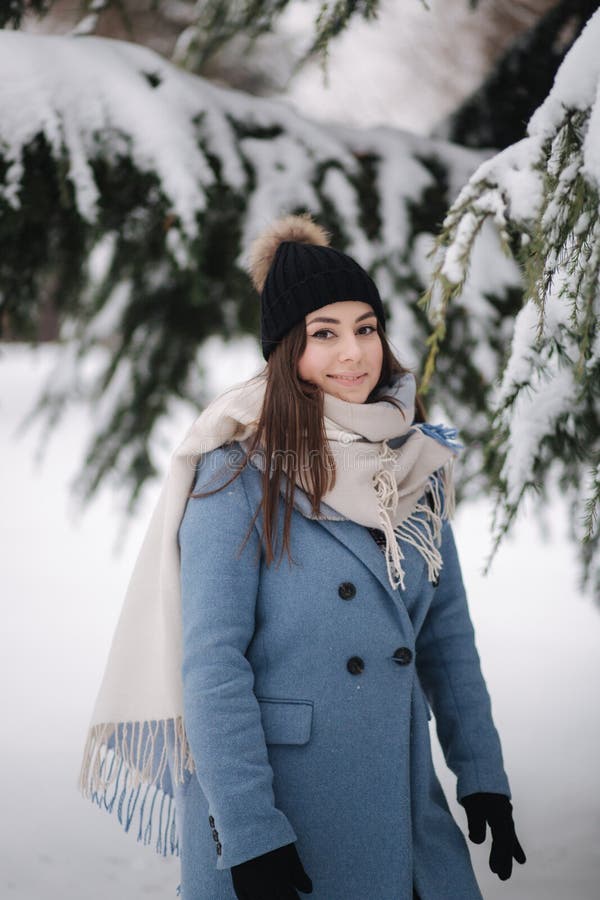 Bella Mujer Con Abrigo Azul Caminando Por El En Un Día Nieve De Invierno. Bella Mujer Posando Para El Fotógrafo Foto de archivo - de lifestyle, feliz: 208840878