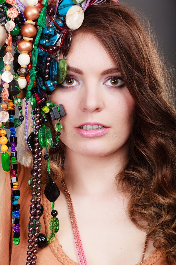 Bella mujer con brazaletes de anillo de collar de joyas imagen de archivo