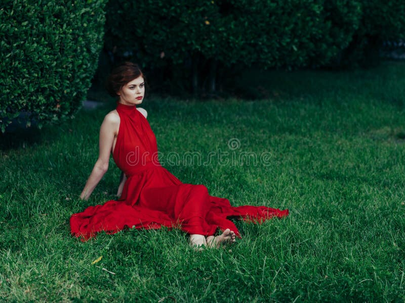 Bella Mujer Vestido Rojo Glamour Naturaleza Pasto Verde Lujo Foto de archivo - Imagen de lindo, caminata: 208441988 Bella Mujer Vestido Rojo Glamour Naturaleza Pasto Verde Lujo Foto de archivo - Imagen de lindo, caminata: 208441988