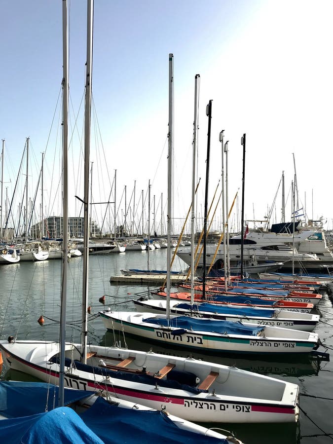 Bella nave dell'yacht attraccata a porto con altre barche sul mare salato blu fotografie stock Bella nave dell'yacht attraccata a porto con altre barche sul mare salato blu fotografie stock