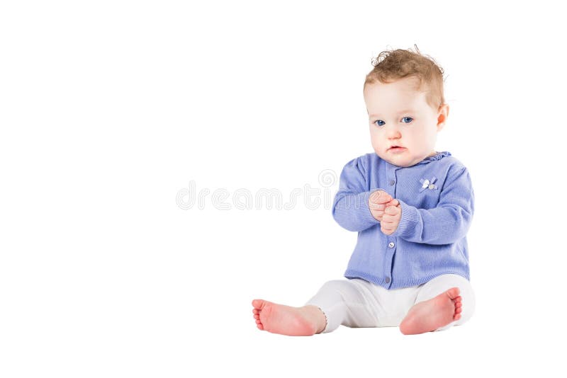 Bella neonata che porta un maglione porpora che applaude le sue mani fotografia stock libera da diritti Bella neonata che porta un maglione porpora che applaude le sue mani fotografia stock libera da diritti