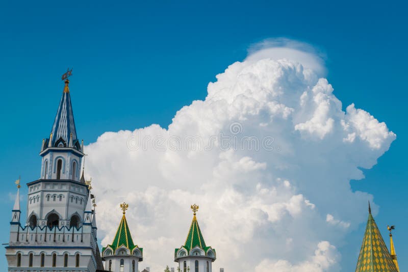 Bella nuvola enorme in cielo blu con il castello come priorità alta immagini stock libere da diritti Bella nuvola enorme in cielo blu con il castello come priorità alta immagini stock libere da diritti