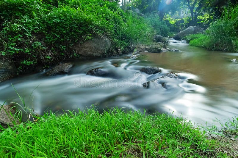 Bella piccola cascata pacifica e fresca in Forest Mountain fotografia stock Bella piccola cascata pacifica e fresca in Forest Mountain fotografia stock