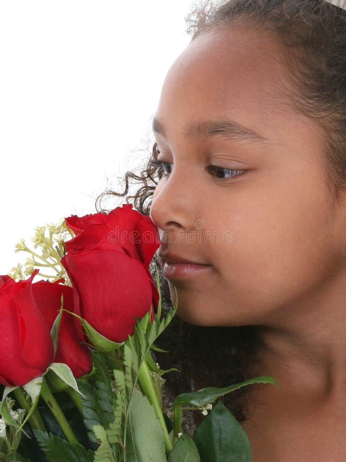 Bella piccola principessa With Tiara Smelling Roses sopra bianco fotografia stock Bella piccola principessa With Tiara Smelling Roses sopra bianco fotografia stock