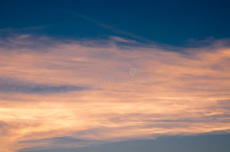 Bella priorità bassa della natura Tramonto variopinto Cielo drammatico fotografia stock libera da diritti Bella priorità bassa della natura Tramonto variopinto Cielo drammatico fotografia stock libera da diritti