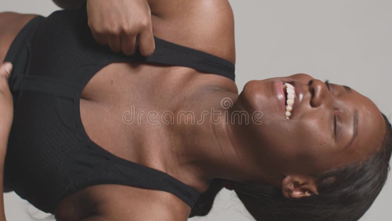 Bella ragazza afro-americana sorridente. emozione positiva candida. bellezza naturale. video verticale. programma