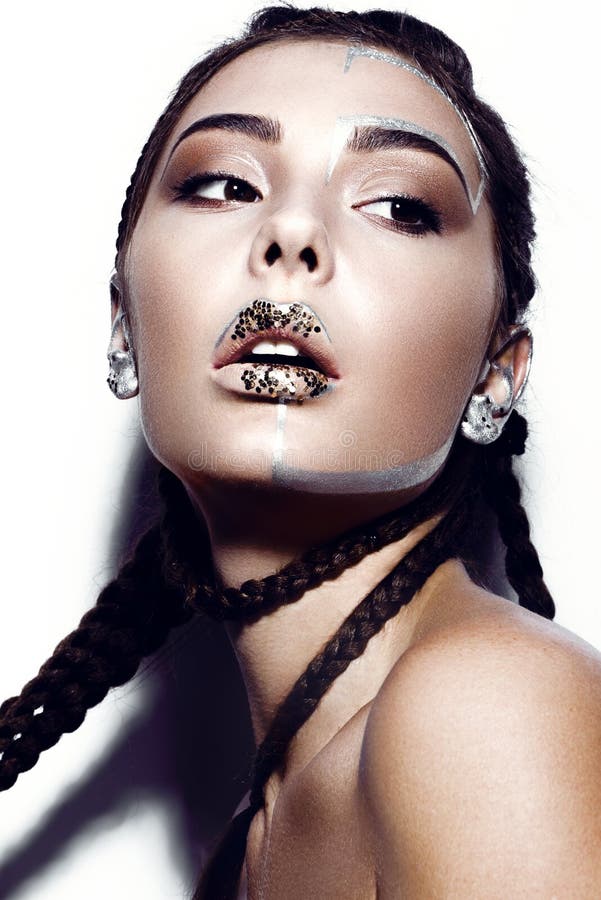 Bella ragazza alla moda con trucco creativo di scintillio, le trecce dell'acconciatura e le scintille sulle labbra Fronte di bell fotografie stock Bella ragazza alla moda con trucco creativo di scintillio, le trecce dell'acconciatura e le scintille sulle labbra Fronte di bell fotografie stock